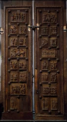 Arte románico: puerta de madera de mediados del siglo XII de la Iglesia de Santa María del Capitolio en Colonia, Alemania (Sankt Maria im Kapitol, Köln)