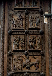 Arte románico: puerta de madera de mediados del siglo XII de la Iglesia de Santa María del Capitolio en Colonia, Alemania (Sankt Maria im Kapitol, Köln). Escenas que representan el anuncio a los pastores, la natividad, la adoración de los magos y la