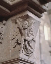 Portal sur: un ángel trae las buenas nuevas (ángel con un olifante) (escultura)