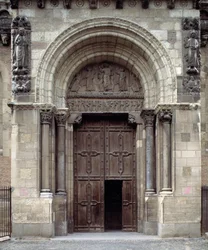 Portal sur de la Basílica