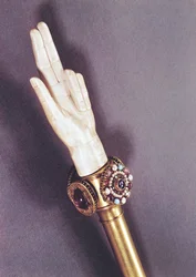 La mano de justicia de los reyes de Francia, del tesoro de St. Denis (marfil y piedras preciosas)