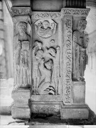 La lapidación de San Esteban, de un pilar en el claustro