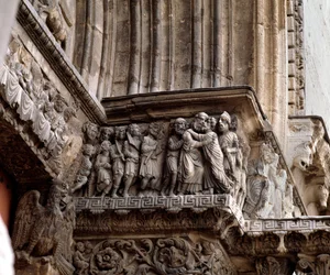 El beso de Judas, friso del portal