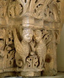 Decoración superior con sirenas y pájaros según el modelo de los de la Iglesia Saint Loup de Naud (Seine y Marne) 1170
