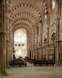 Abadía de Vézelay (89), la nave de la Basílica de Santa María Magdalena. Siglo XII.