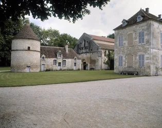Vista del palomar, iglesia y residencia del abad