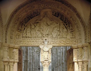 Vista del tímpano central que representa la misión de los apóstoles. Basílica de Santa María Magdalena (1096-1106), Vezelay, Yonne