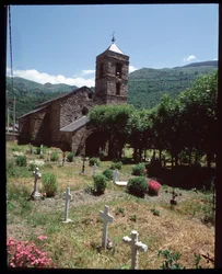 Vista de la iglesia y el cementerio