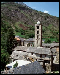 Vista de la iglesia con campanario