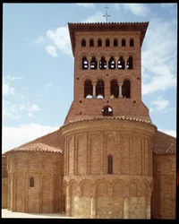 Vista de la iglesia con campanario