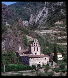Vista de la iglesia con campanario