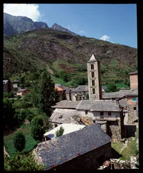 Vista de la iglesia con campanario