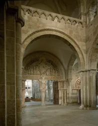 Vista del nártex y tímpano central que representa la misión de los apóstoles. Basílica de Santa María Magdalena (1096-1106), Vezelay, Yonne