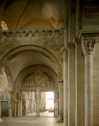 Vista del nártex y tímpano central representando la misión de los apóstoles. Basílica de Santa María Magdalena (Sainte Marie Madeleine) (1096-1106), Vézelay, Yonne