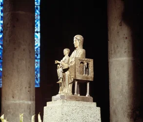Virgen y Niño (escultura)