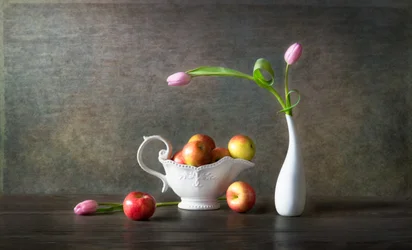 Manzanas y tulipanes elegantes