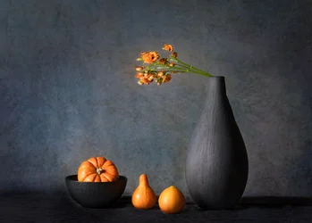 Naturaleza muerta otoñal con naranjas