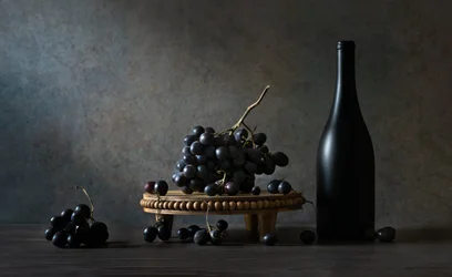 Uvas intensas, botella oscura