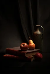 Libros rústicos y fruta