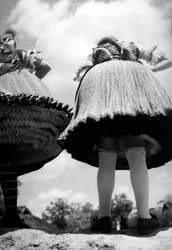 Damas con trajes tradicionales húngaros