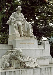 Monumento en homenaje al compositor alemán Johannes Brahms (1833-1897) dirigido por Rudolf von Weyr (1847-1914). Ressel Park, Viena Austria