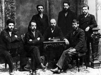 Lenin con un grupo de miembros de la Liga de Lucha por la Emancipación de la Clase Obrera de San Petersburgo, San Petersburgo, febrero de 1897 (foto en blanco y negro)