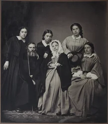 Retrato del autor y lexicógrafo Vladimir Dahl (Dal) (1801-1872) con Familia (su esposa Ekaterina Lvovna Sokolova (1819-1872) e hijas), Anónimo. Foto de albúmina