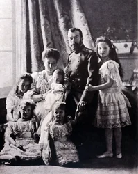 La familia del Zar Nicolás II (1868 - 1918). De izquierda a derecha: Gran Duquesa Tatiana nacida el 11 de junio de 1897; Gran Duquesa María nacida el 27 de junio de 1899; Gran Duquesa Alexis nacida el 12 de agosto de 1904; Emperatriz Alexandra Feodorovna; 