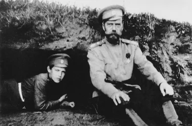 El zar Nicolás II con su hijo Alexei al frente