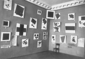 Vista de la sala con el Cuadrado negro de Malévich y otras pinturas suprematistas, La última exposición futurista de pinturas 0.10, Petrogrado, invierno de 1915-16