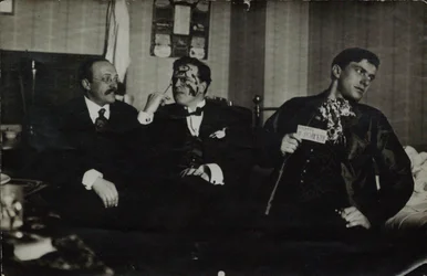 Vladimir Mayakovsky (derecha) con David Burlyuk (centro) y Andrei Shemshurin, 1914, Moscú