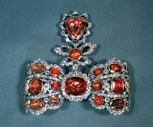 Broche de lazo con diamantes de talla brillante y espinelas, por Pfisterer