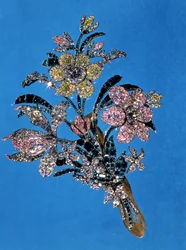 Broche en forma de gran ramo con diamantes de talla brillante y esmeraldas