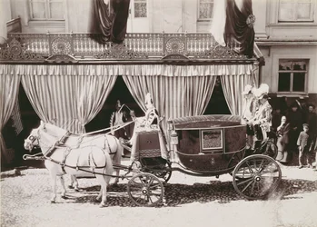 Carruaje llegando al matrimonio del Zar Nicolás II (1868-1918) con la Princesa Alexandra de Hesse (1872-1918), c.1896