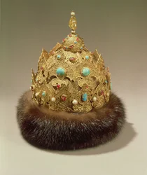Corona de Karan, oro grabado con joyas, ribete de piel, niello y calado