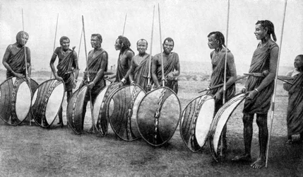 Un grupo de guerreros Masai en plena panoplia de batalla