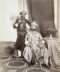 Su Alteza el Maharajá Tukoji Rao (1844-86) II de Indore y asistente, 1877
