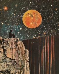 Un hombre bajo la luna naranja