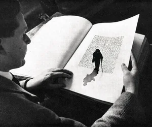 Un hombre lee «Un viaje en solitario»