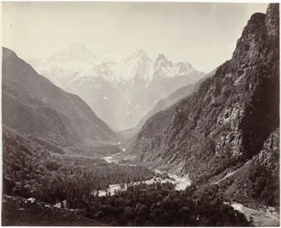 Vista de un valle y los picos de Srikanta, India Valle boscoso de Fulaldaru, con los picos Srikanta a lo lejos (título original)