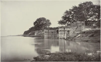 Satti Chaura Ghat en Kanpur Sutte Chowra Ghât, la escena de la masacre (título original) El Suttee Chowra Ghât, Cawnpore. Escena de la masacre (título sobre objeto)