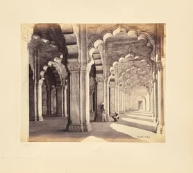 Agra; interior de la Moti Masjid, con arcos y pilares sarracenos de mármol