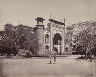 Agra. La puerta de los jardines que rodean el Taj Mahal