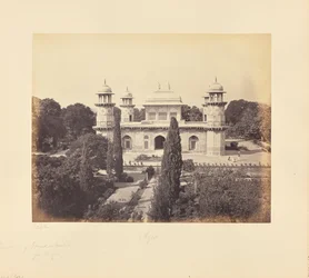 Agra; El Mausoleo del Príncipe Etmad-Dowlah, desde la Puerta