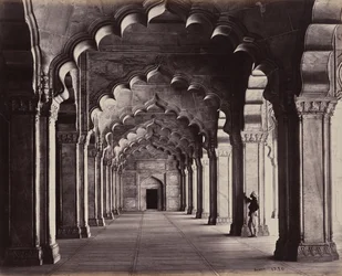 Agra. La Moti Masjid, la Mezquita de las Perlas. Vista de toda la nave lateral