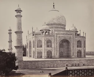 Agra. Vista del Taj desde una esquina del cuadrángulo