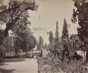 Agra. Vista del Taj desde el jardín