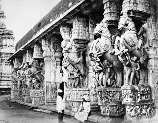 Pilares de caballos tallados en el Templo Ranganatha, Srirangam, 1869