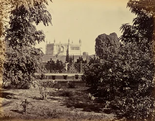 Cawnpore; el pozo conmemorativo, visto desde el sur a través de los árboles