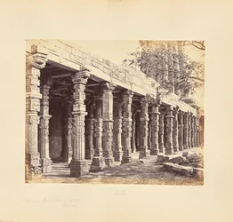 Delhi; columnata de pilares hindúes en el Kutub Minar, lado este